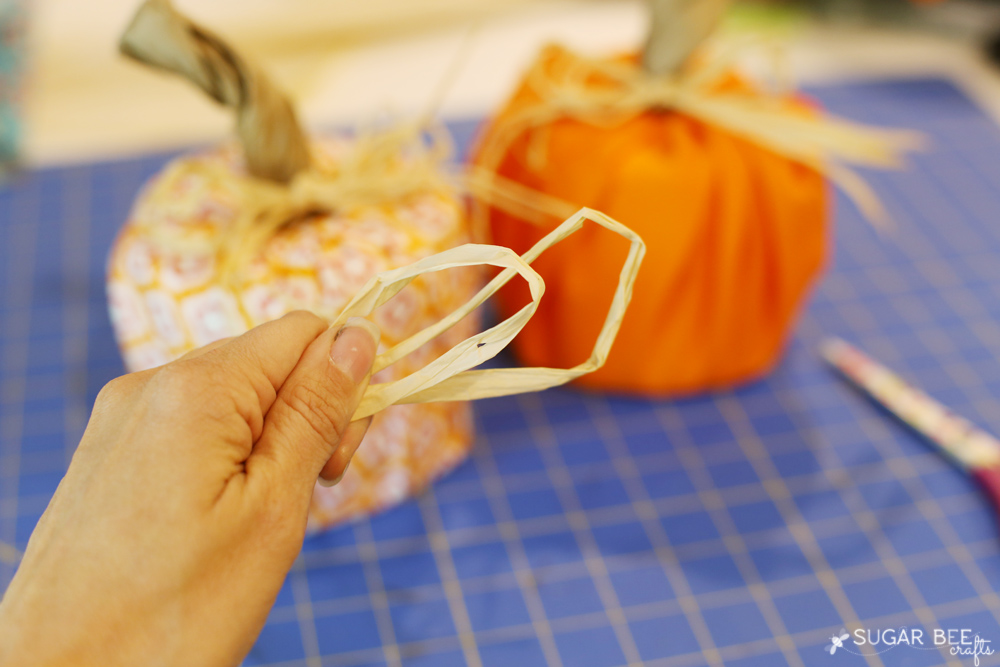 pumpkin-craft-rafia-bow-idea